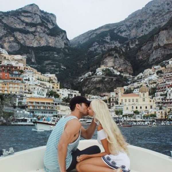 Positano_Boat_Kiss-2-712x480